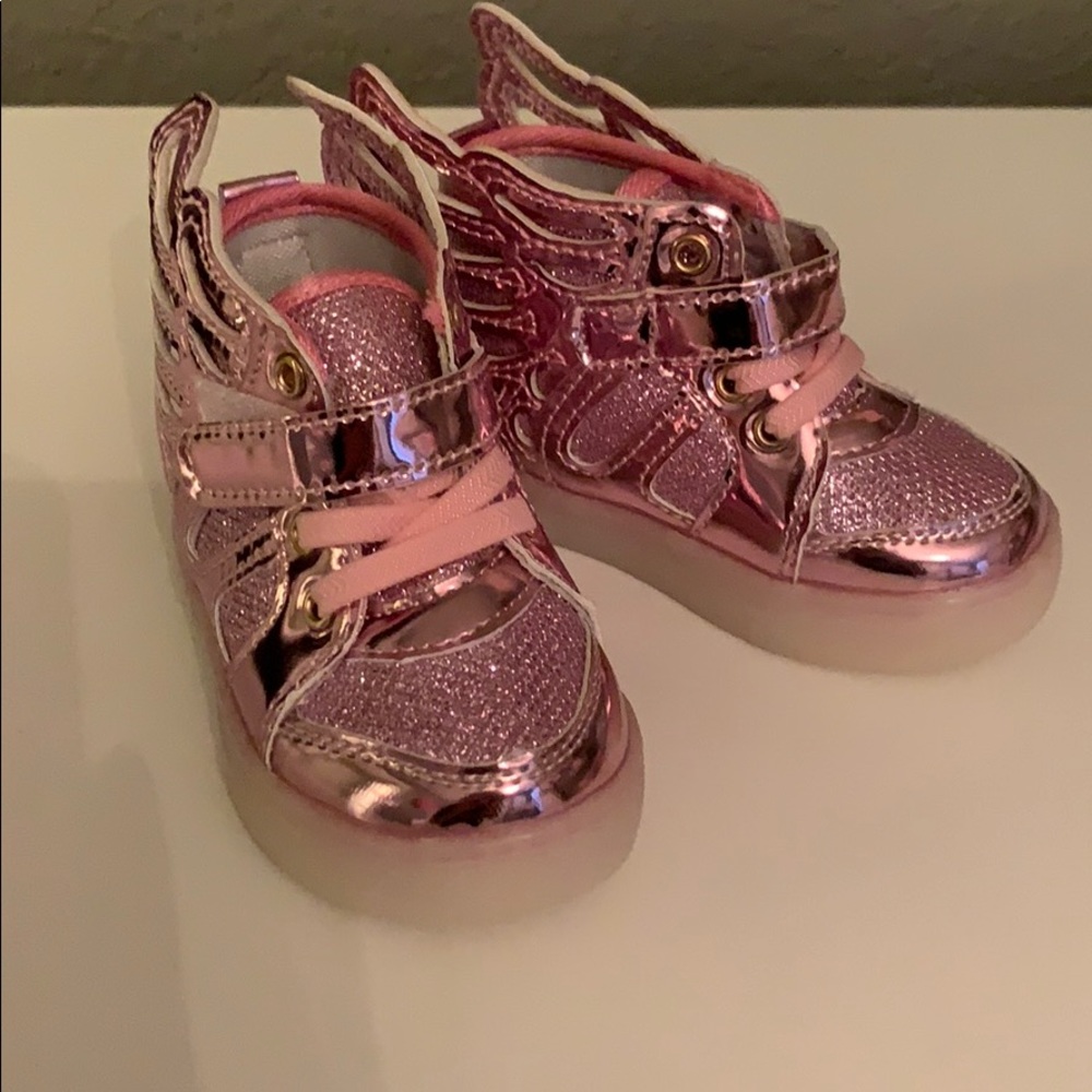 Wing shoes light up
